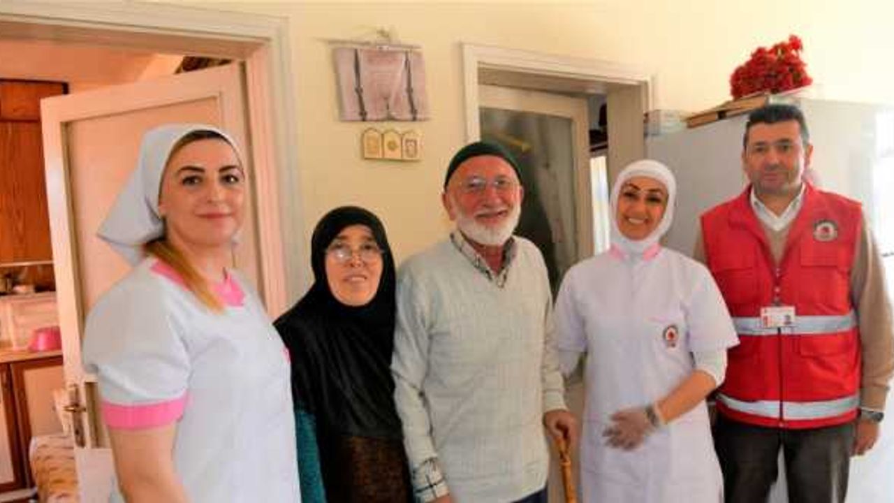 Samsun'da belediye ekipleri bakıma muhtaç insanların evlerini temizliyor, yemeklerini yapıyor