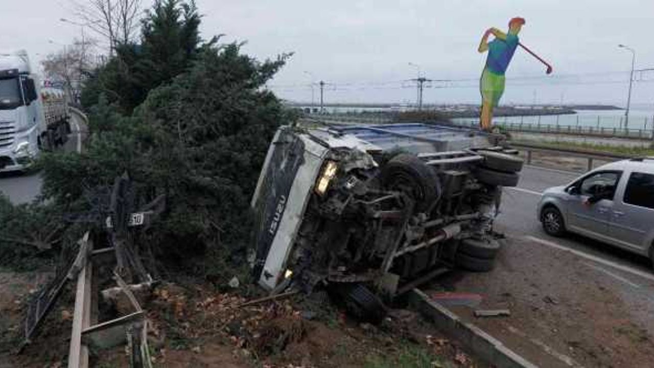 Samsun’da devrilen kamyonetin sürücüsünü emniyet kemeri kurtardı