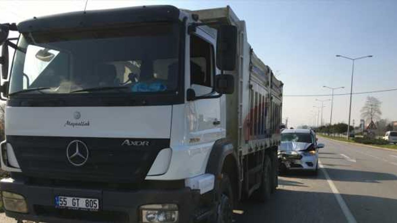 Samsun'da hafif ticari araçla kamyonun çarpışması sonucu 2 kişi yaralandı