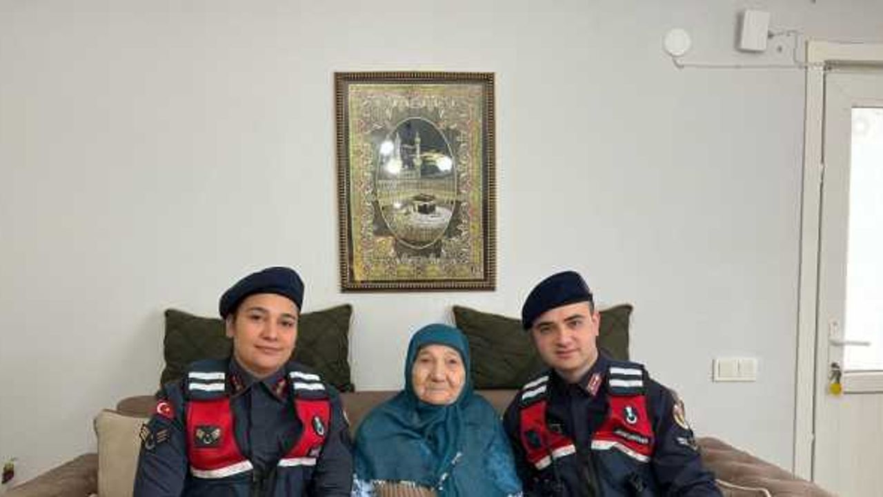 Şaziye ninenin ördüğü çoraplar Bayburt'ta Mehmetçiğe ulaştı