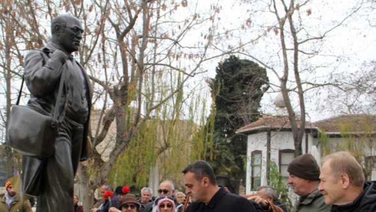 Sinop'ta gazeteci yazar Uğur Mumcu'nun heykelinin açılışı yapıldı