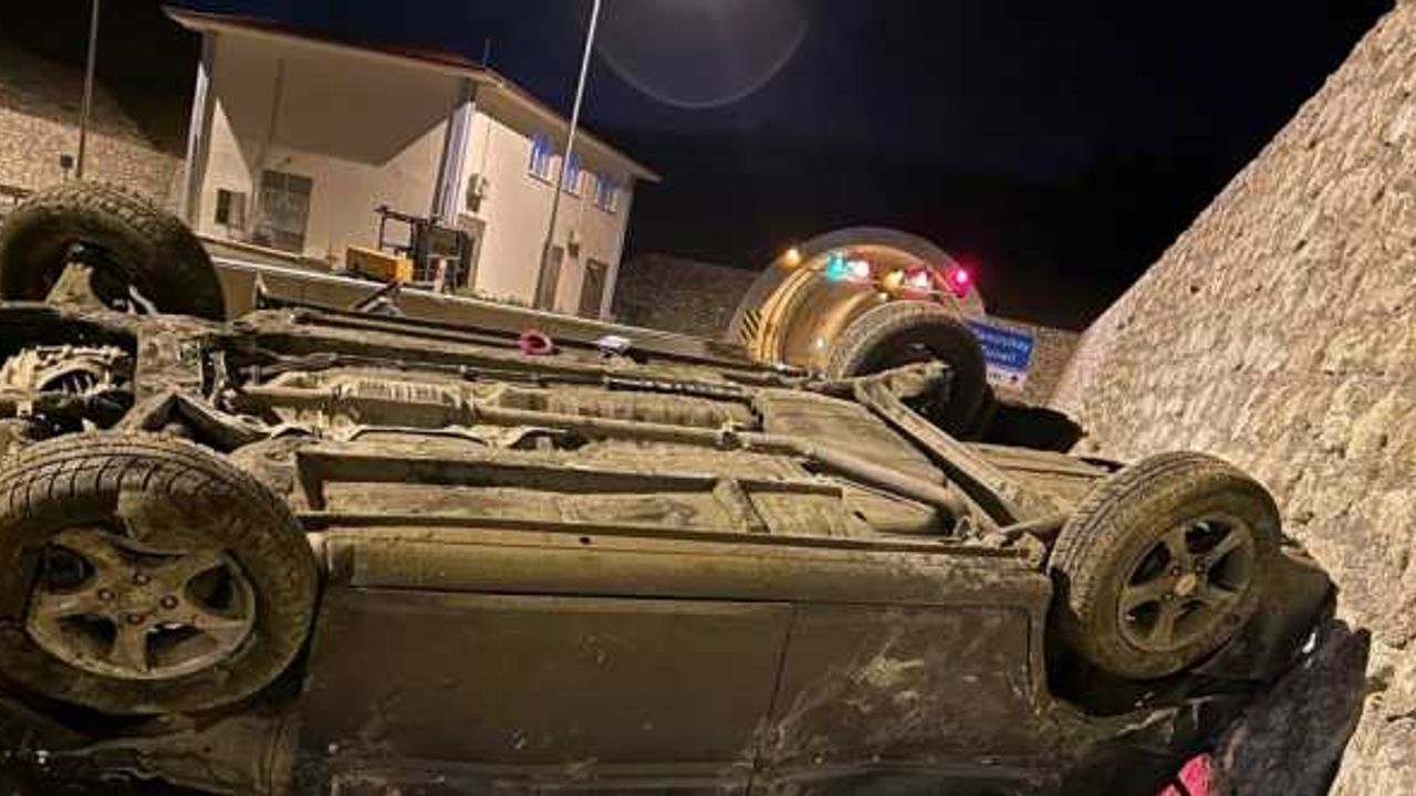 Sinop'ta istinat duvarına çarpıp devrilen otomobildeki 2 kişi yaralandı