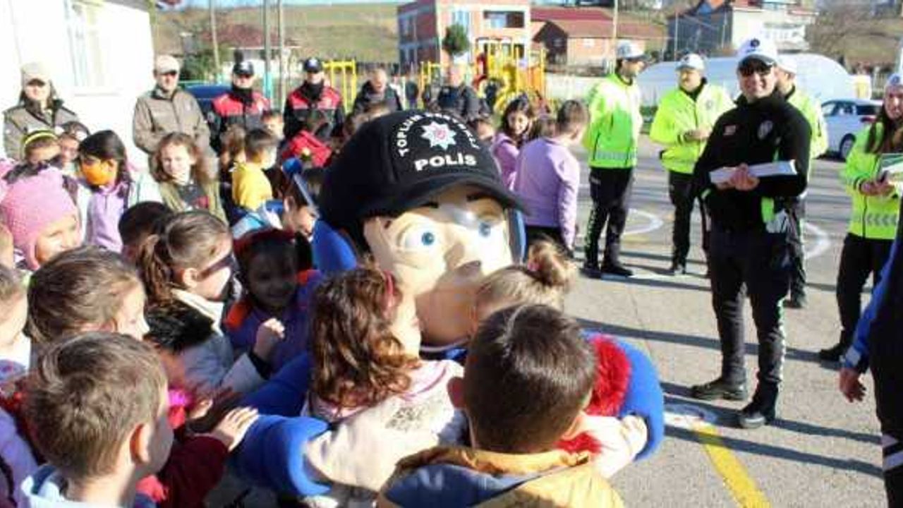 Sinop’ta köy okullarındaki çocuklara polislik mesleği tanıtılıyor
