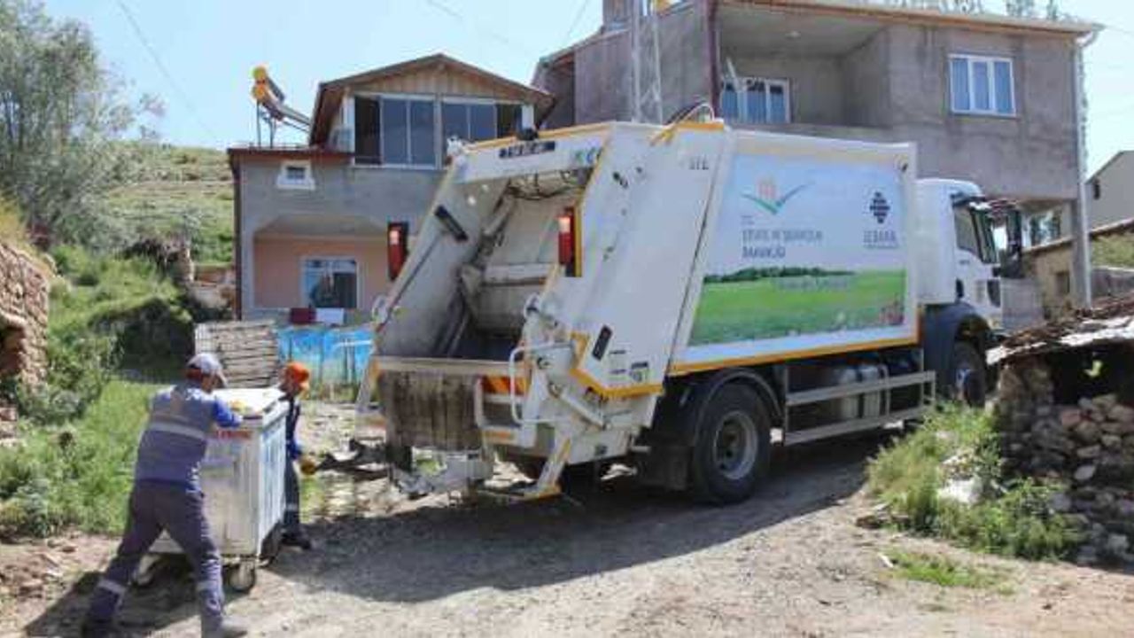 Sivas’ta kırsaldan 32 bin ton çöp toplandı