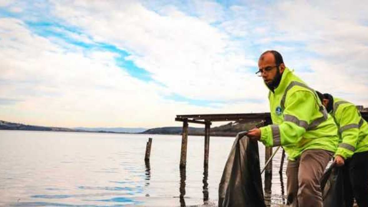 Su seviyesi düşen Sapanca Gölü'nün kıyı kesimleri atıklardan temizleniyor
