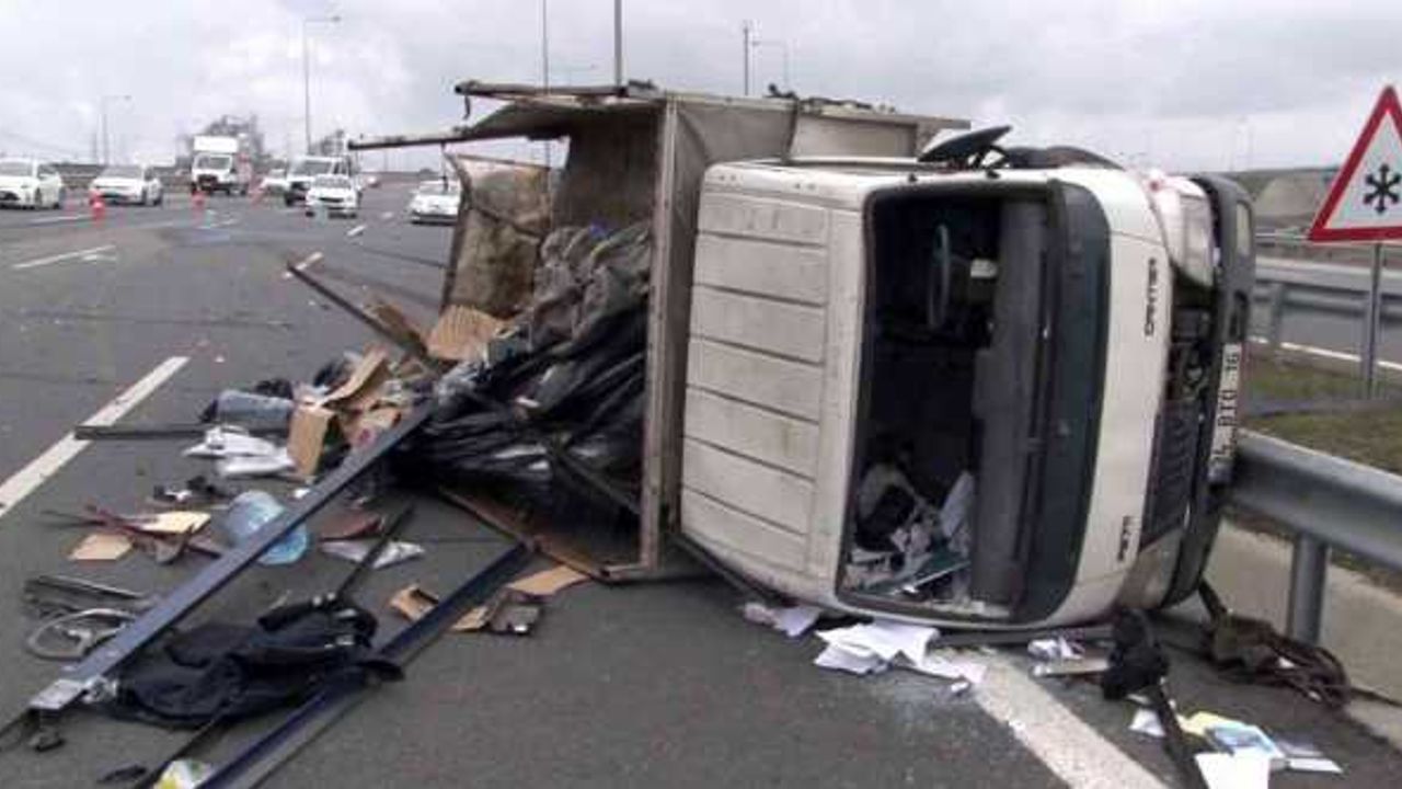 Sultangazi Kuzey Marmara Otoyolu’nda tır, ani fren yapan kamyona çarptı: 1 yaralı