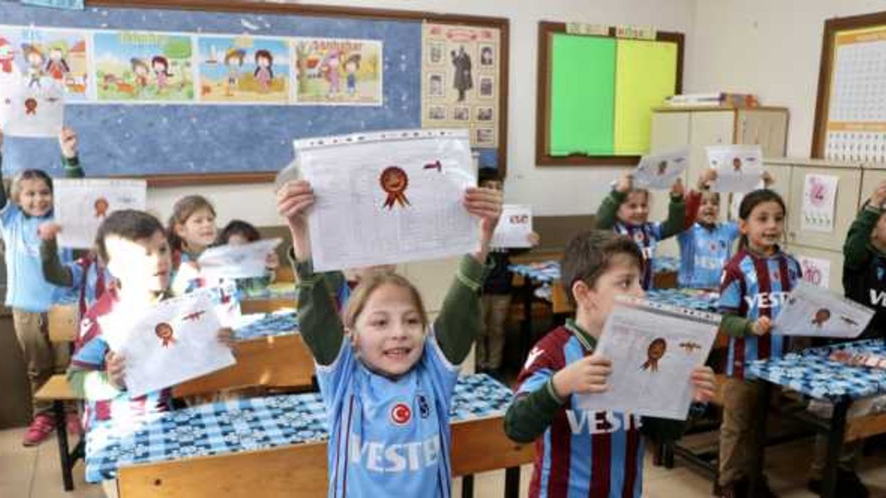 Trabzon'da karne alan öğrencilere bordo-mavili takımın formaları hediye edildi