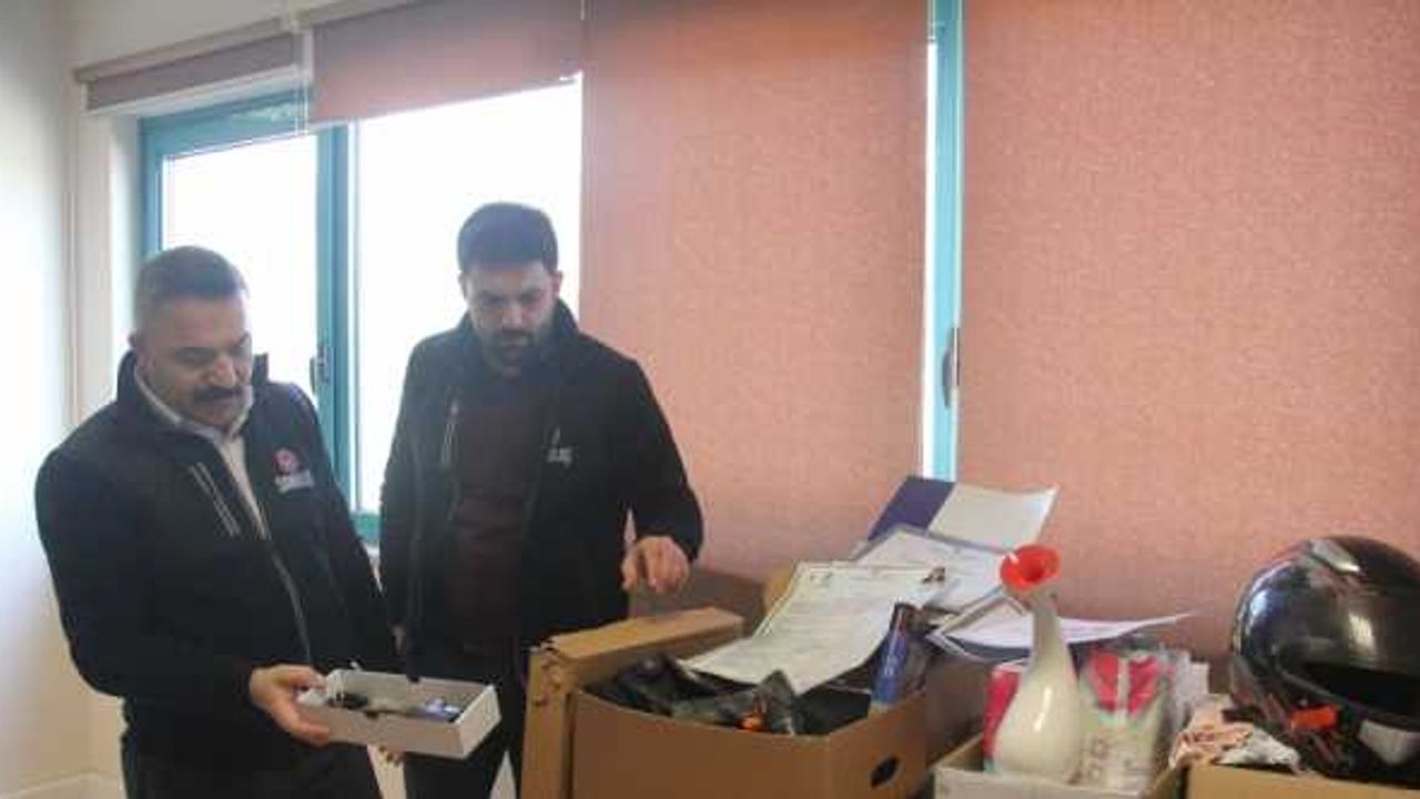 Tramvaylarda "diploma" ile "motosiklet kaskı" bile unutuldu