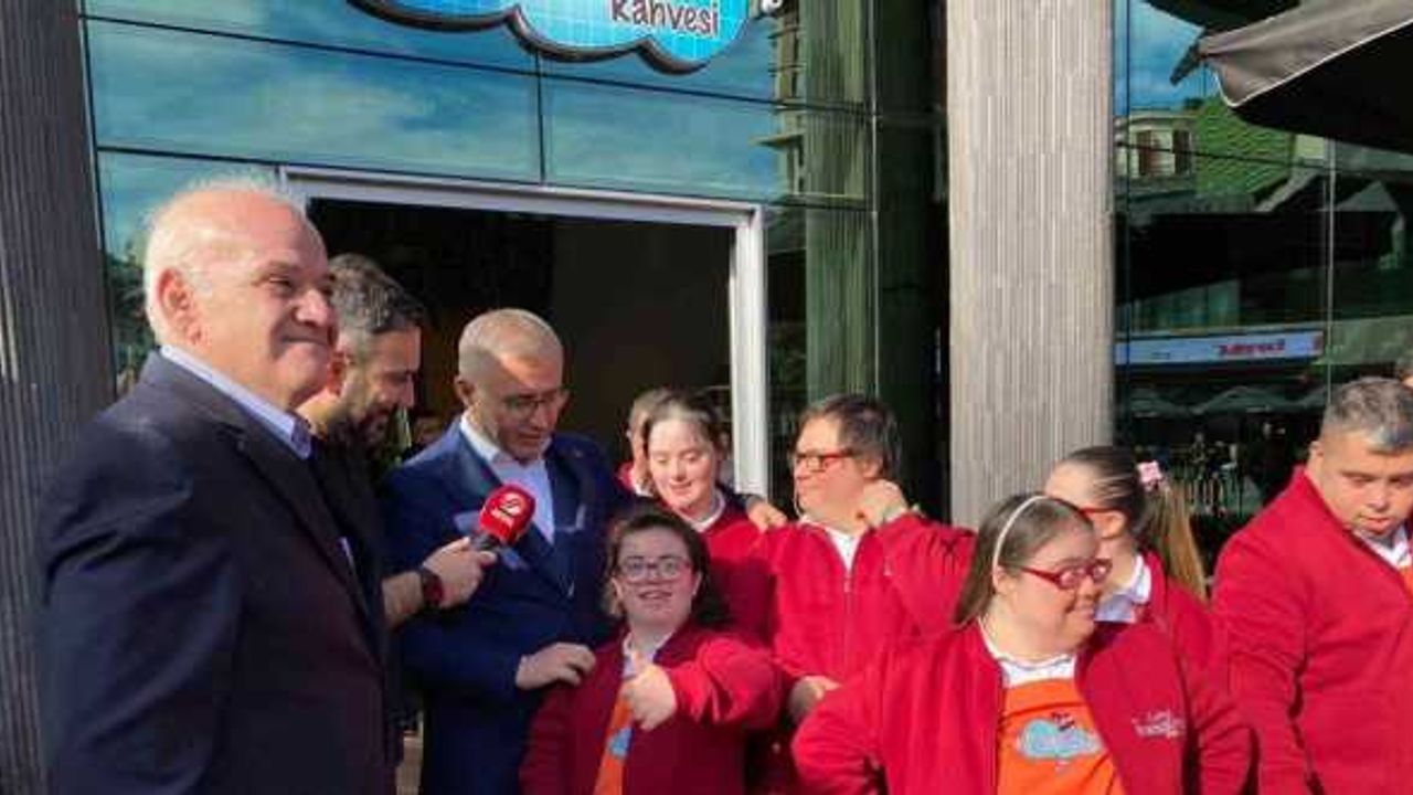 Üsküdar Tebessüm Kahvesi’ndeki down sendromlu gençlerden Cumhurbaşkanı Erdoğan ve Ronaldo’ya davet
