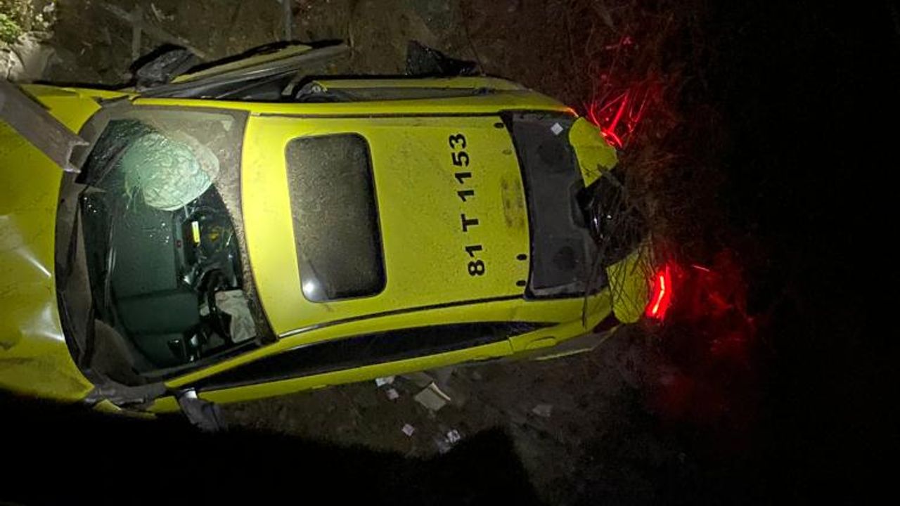 Düzce'de taksi ile otomobilin çarpıştığı kazada 1 kişi öldü, 4 kişi yaralandı