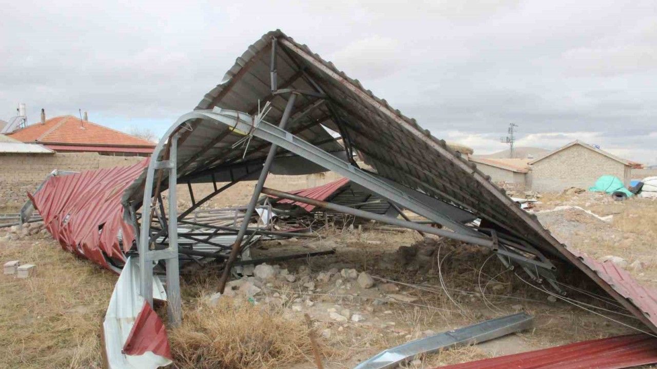 Şiddetli fırtına tonlarca ağırlığındaki çatıyı uçurdu, elektrik direklerini eğdi