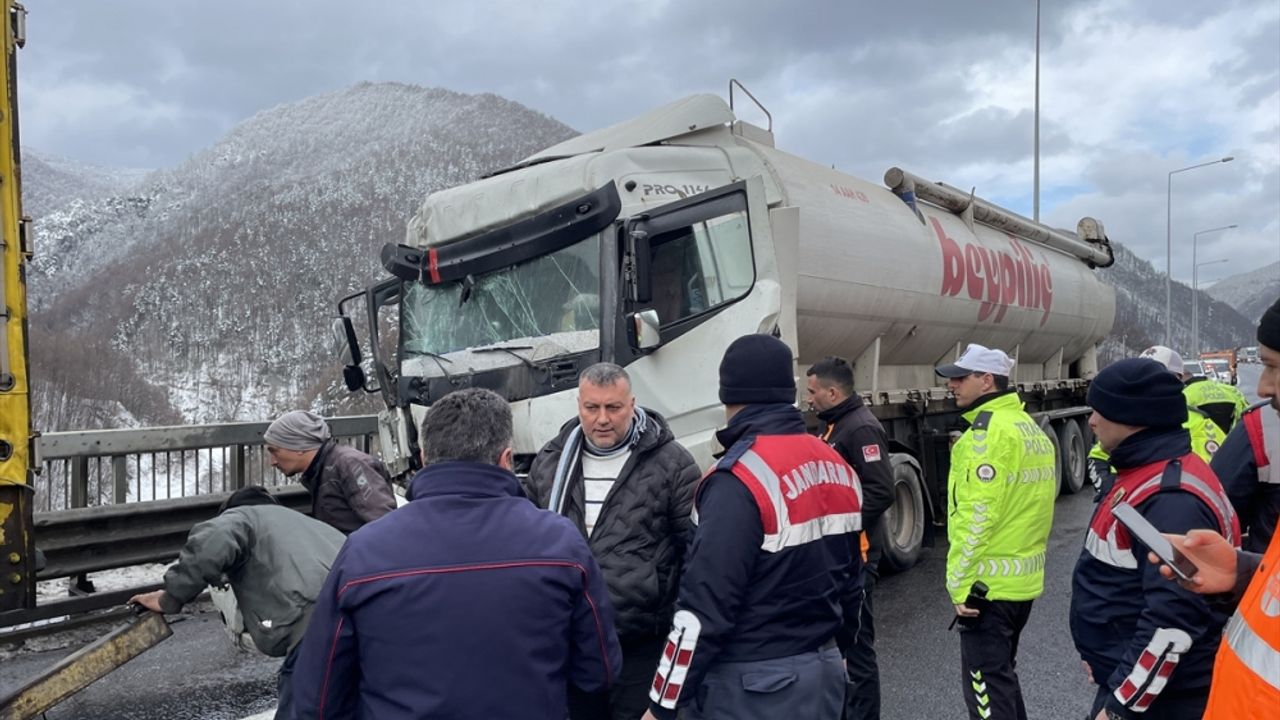 Anadolu Otoyolu'nda tırla çarpışan tankerin sürücüsü yaralandı