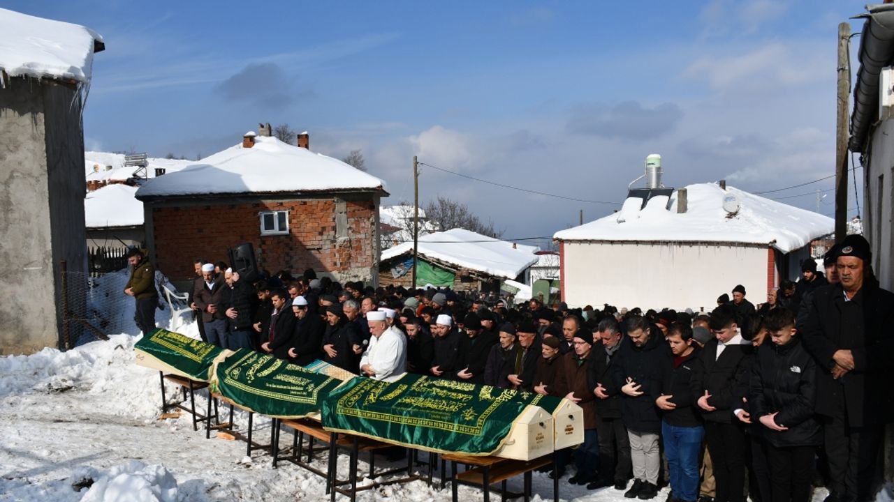 Bursa'daki trafik kazasında hayatını kaybeden aynı aileden 5 kişi Samsun'da toprağa verildi