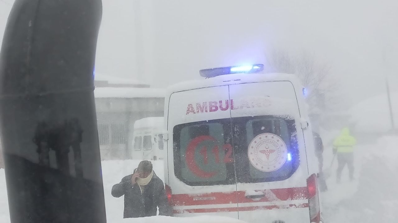 Ordu'da hasta kadın kepçeyle ambulansa taşındı
