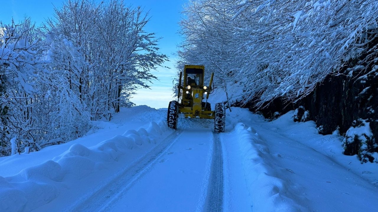 Salıpazarı'nda karla mücadele çalışmaları sürüyor