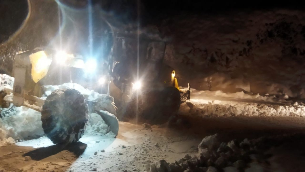 Samsun'da mahsur kalan araçları belediye ekipleri kurtardı