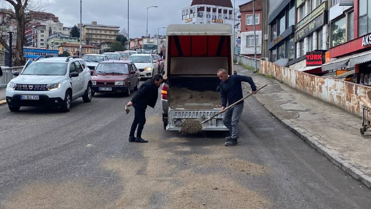 Zonguldak'ta yola dökülen mazot ulaşımı aksattı