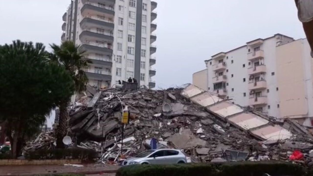 Adana’da 11 bina yıkıldı, 10 kişi hayatını kaybetti