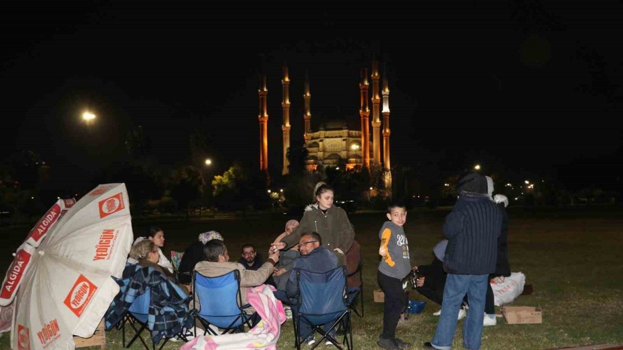 Adana’da vatandaşlar geceyi park ve bahçelerde geçiriyor