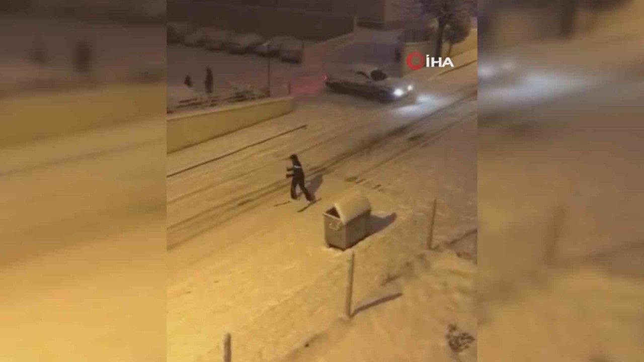 Ankara’da karla kaplı sokakta kayak keyfi kamerada