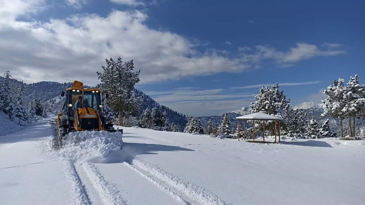 Antalya Büyükşehir Belediyesi ekiplerinin kar mesaisi