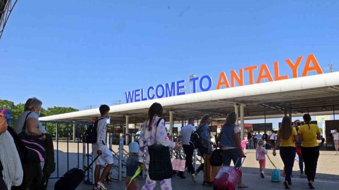 Antalya’dan 2023’e rekor giriş: Turist sayısında geçen yıla yüzde 62,8 fark