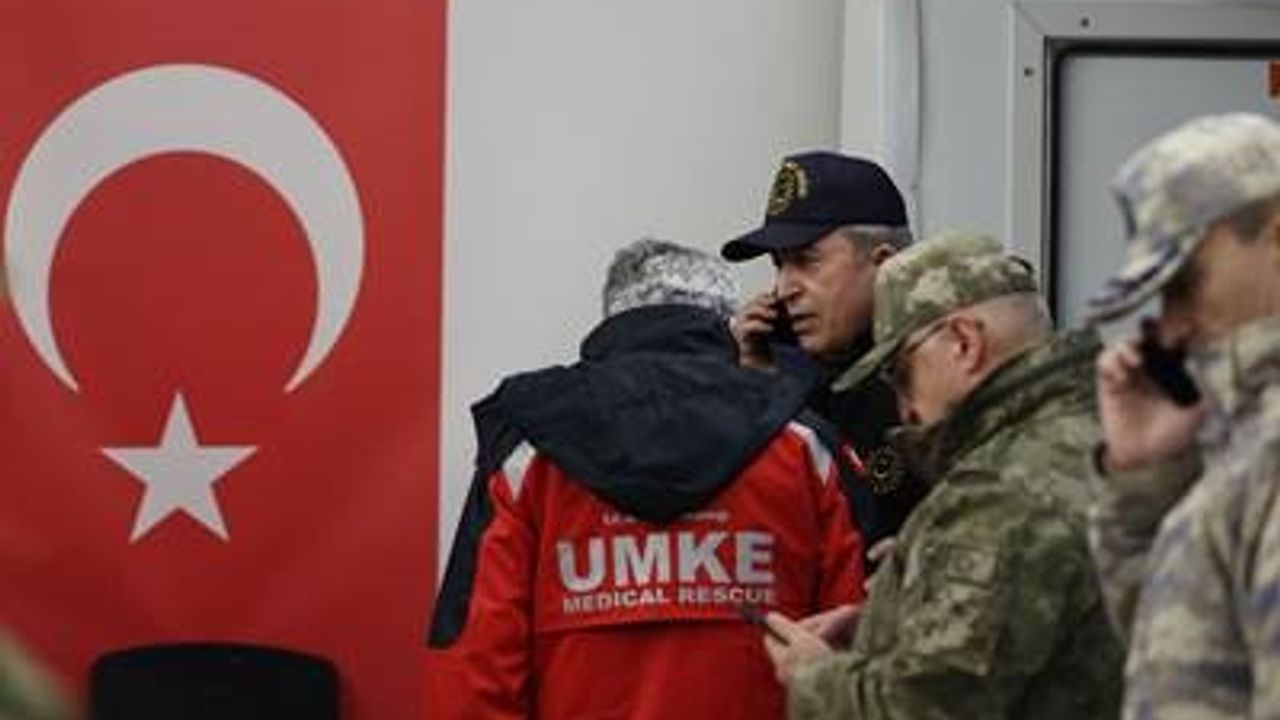 Bakan Akar: “17 uçakla İstanbul, İzmir ve Ankara’dan Gaziantep ve Adana’ya sürekli yardım uçuşları gerçekleştiriliyor”