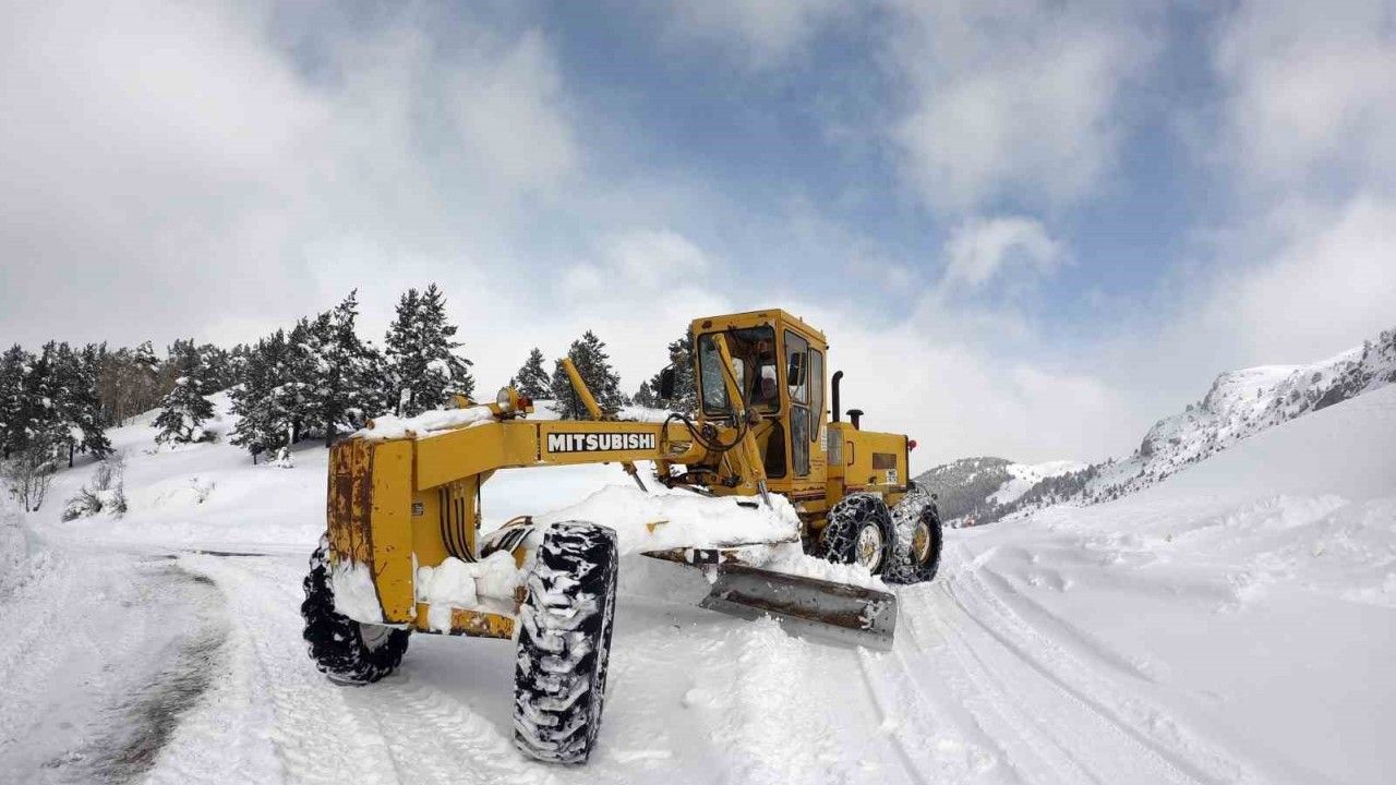 Bayburt’ta kar ve tipiden kapanan 30 köy yolu ulaşıma açıldı