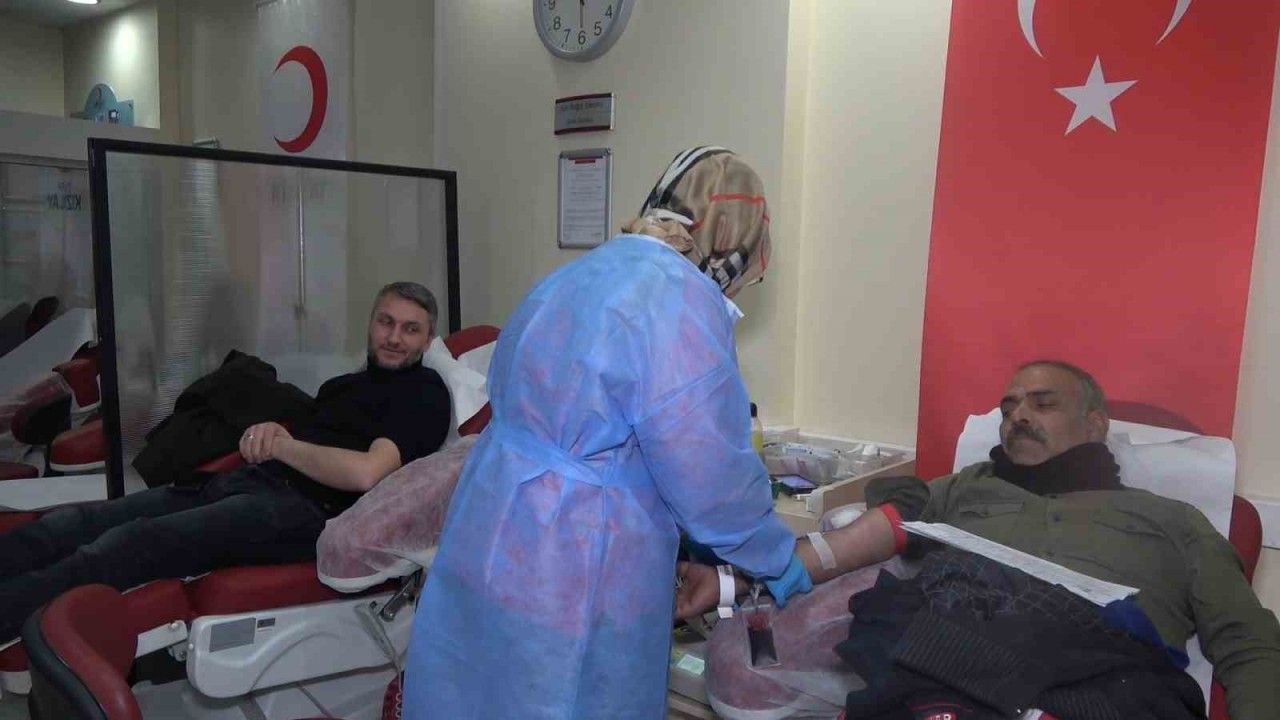 Deprem bölgesi için "kan bağışı" seferberliği: Vatandaşlar kan vermek için sıraya girdi
