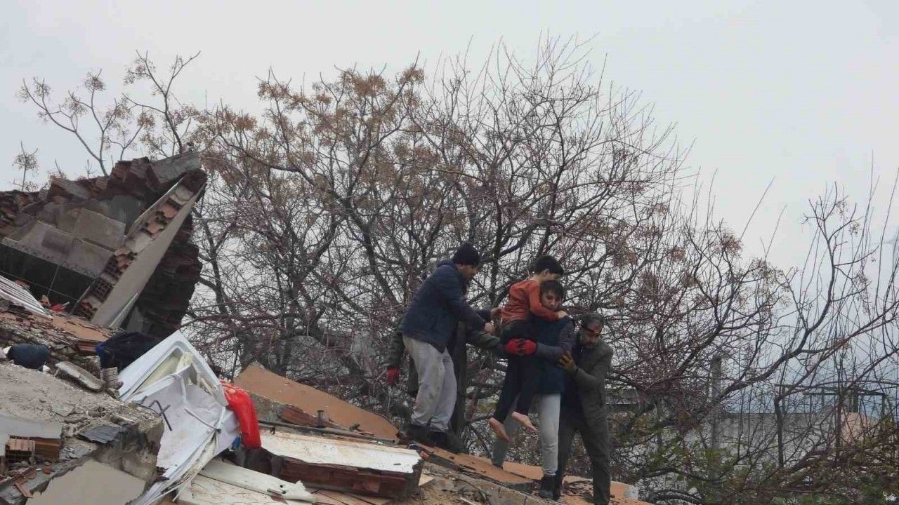 Hatay’da bir çocuk depremden 18 saat sonra sağ kurtarıldı