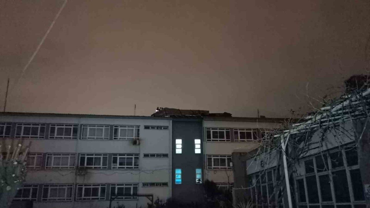 İzmir’de uçan çatı binaya çarptı, ev sahibi korku dolu anlar yaşadı
