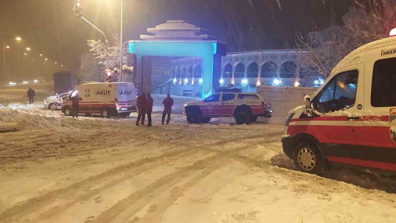 Karda mahsur kalan vatandaşlar tahliye ediliyor