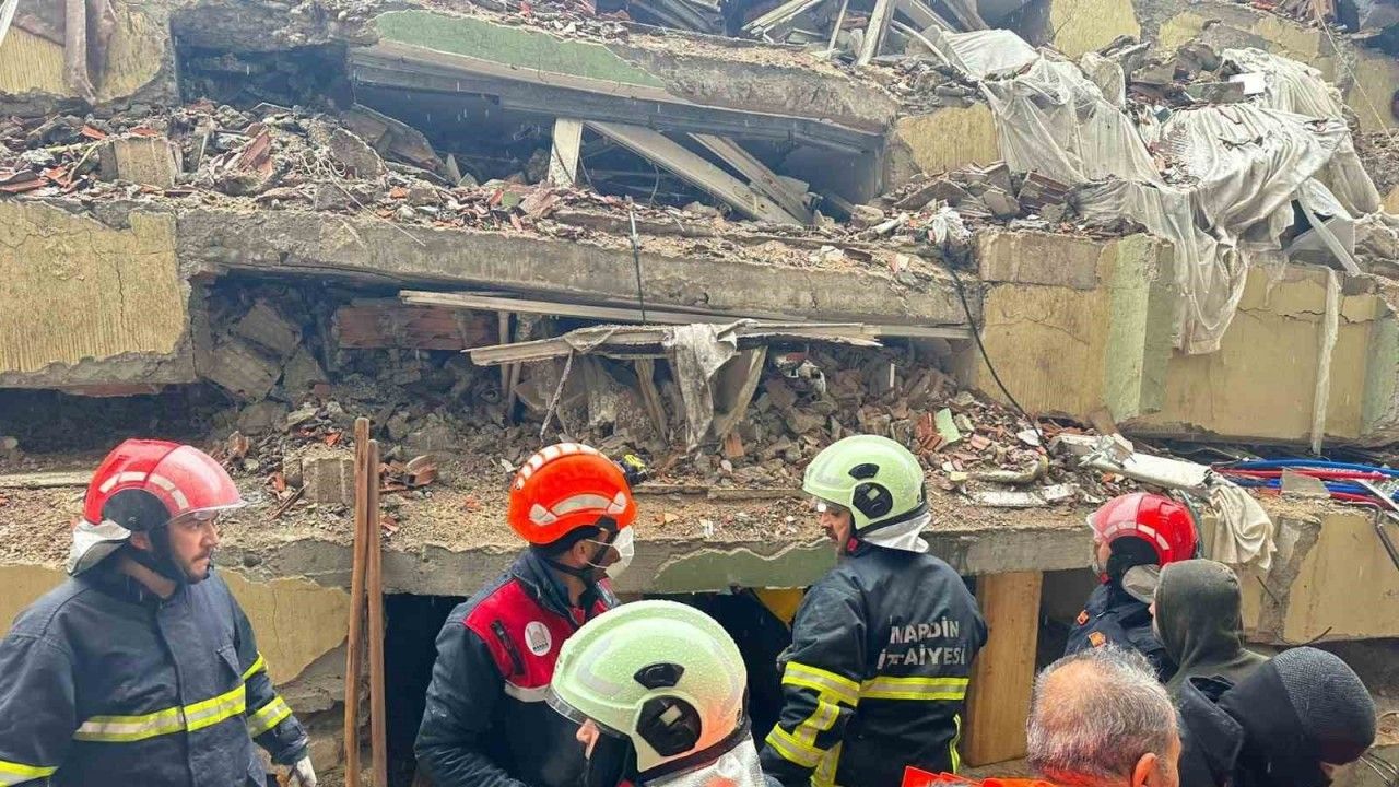 Mardin Büyükşehir Belediyesi ekipleri 2 kişiyi enkaz altından çıkardı