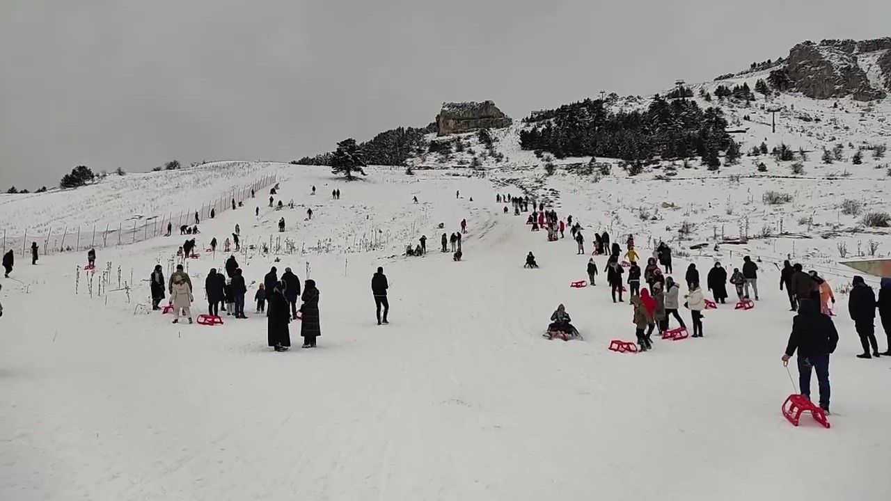Tatilin son gününde kayak merkezi doldu taştı