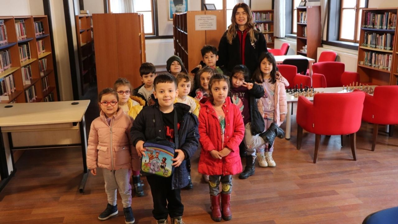 Ayancık Atatürk Halk Kütüphanesi minikleri ağırladı