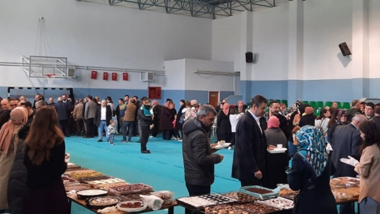 Saraydüzü'nde depremzedeler yararına kermes düzenlendi