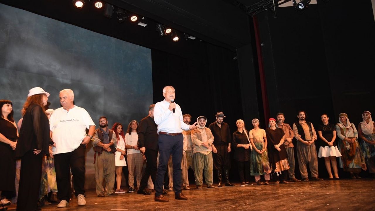 Adana Büyükşehir Belediye Tiyatrosu’nun “Boynu Bükük Öldüler” oyununa ödül