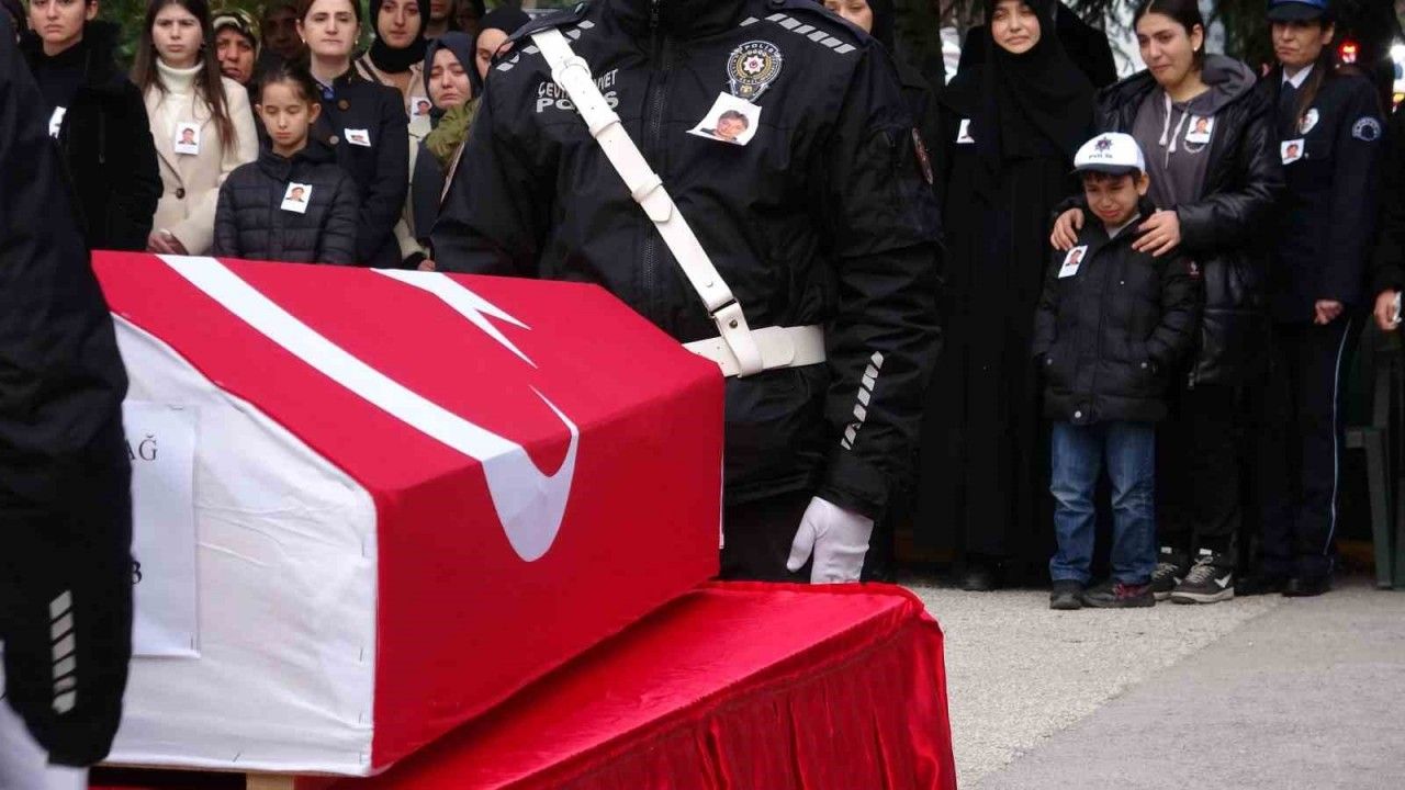 Babasının cenaze törenine polis şapkasını takarak katıldı
