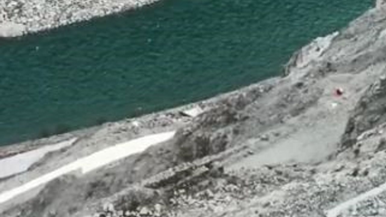 Çoruh havzasında yaban keçileri yer çekimine meydan okuyor