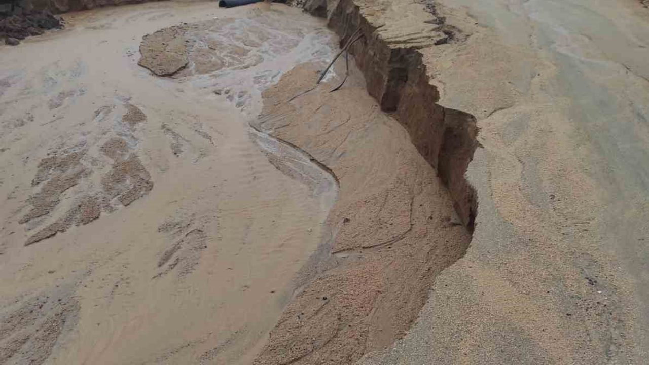 Elazığ’da çöken köy yolları ulaşıma kapandı
