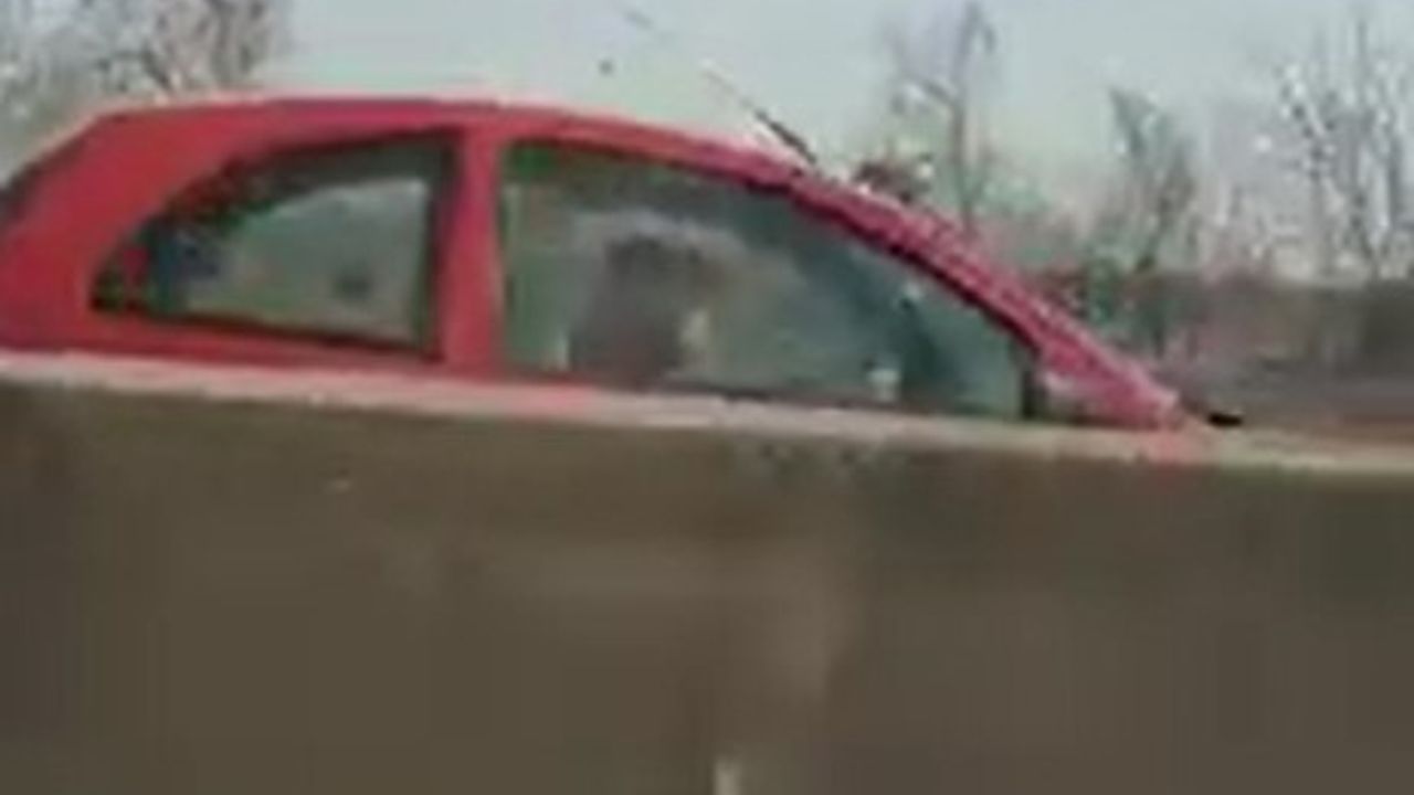 Kara yolunda ters şeritten giden otomobil sürücüsü korku saçtı