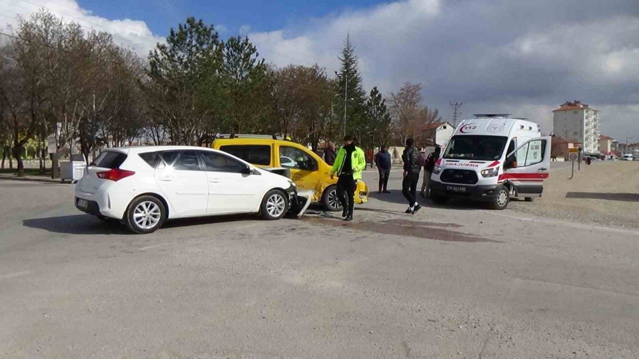 Karaman’da otomobil ile ticari taksi çarpıştı: 1 yaralı