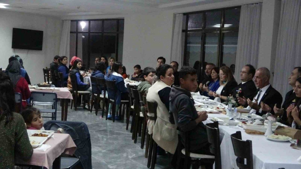 Kaymakam Aksoy, depremzedeler ile iftar yaptı