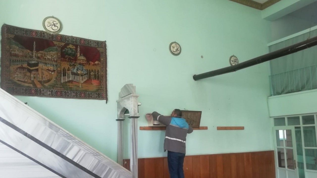 Melikgazi Belediyesi ramazan ayına özel camilerde gül suyuyla temizlik yaptı