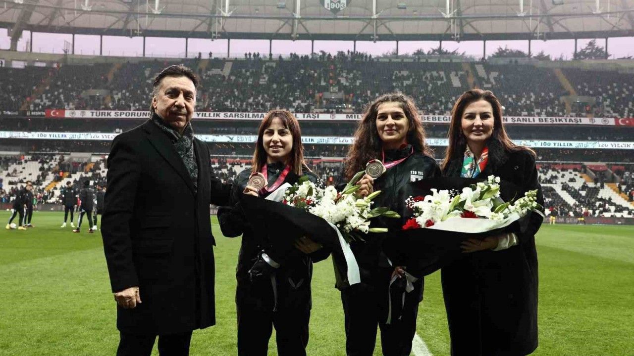Nesrin Baş ve Ebru Dağbaşı’na, İstanbulspor maçı öncesinde çiçek takdim edildi
