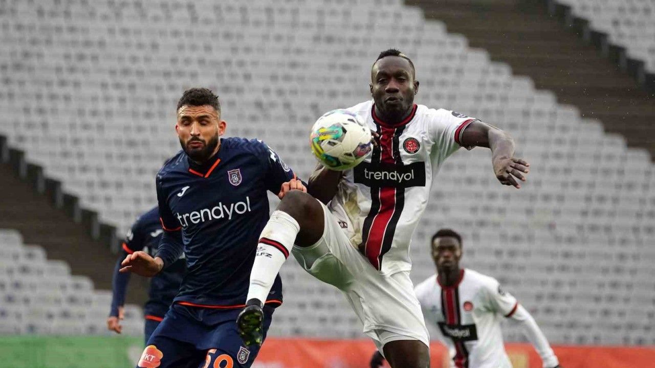 Spor Toto Süper Lig: Fatih Karagümrük: 1 - Medipol Başakşehir: 1 (İlk yarı)