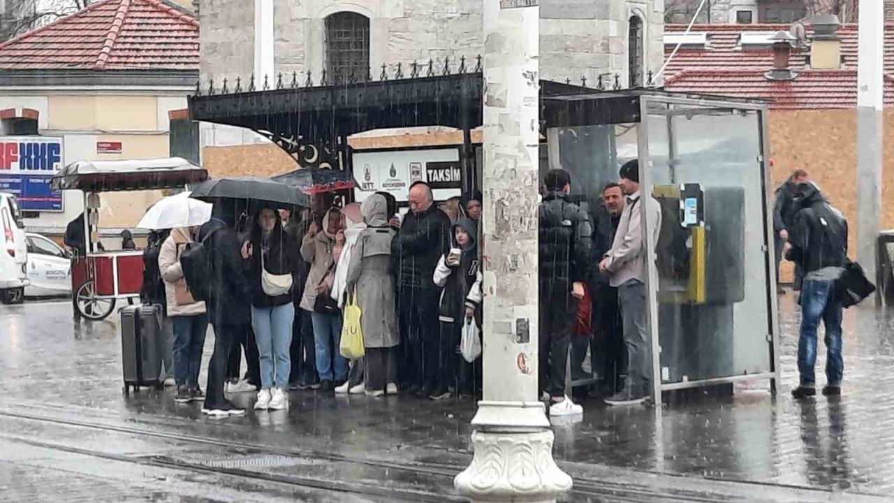 Taksim’de aniden başlayan yağmura vatandaşlar hazırlıksız yakalandı