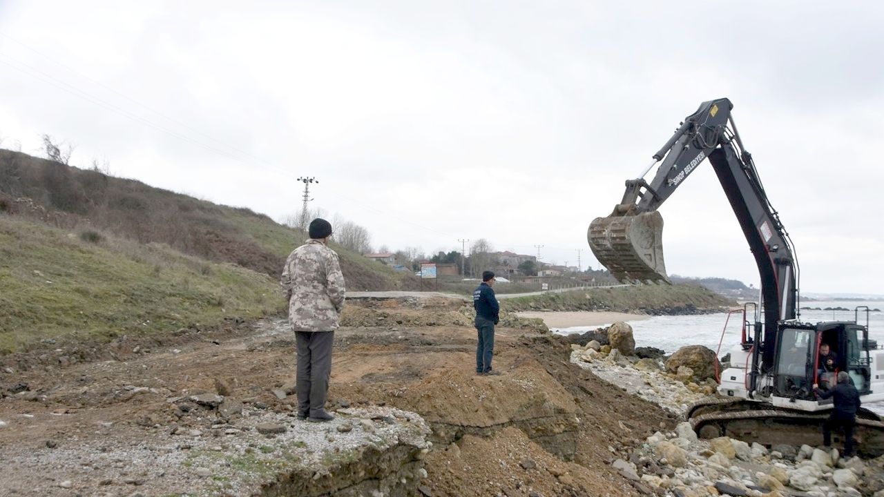 Sinop’ta yer altına taşan su yolu kaydırdı, ulaşım kesildi