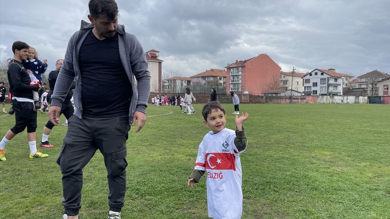 BARTIN - Depremzede çocuklar Bartınspor oyuncularıyla gösteri maçı yaptı