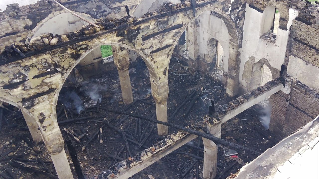 ELAZIĞ - Yanan camiden 3 gündür duman yükselmesinin kerpiç yapısından kaynaklandığı anlaşıldı